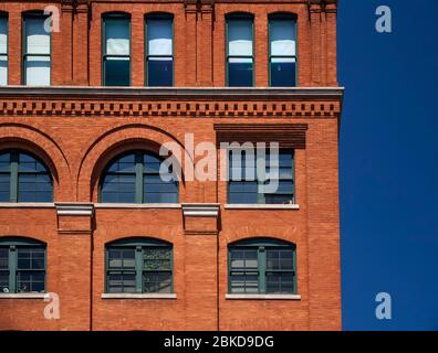 Finestra del sesto piano (aperta) sul Texas School Book Depository Building a Dallas, Texas, da dove Lee Harvey Oswald ha sparato e ucciso il presidente degli Stati Uniti John F K. Foto Stock