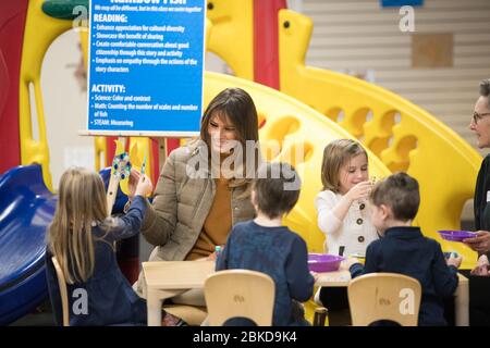 L'11 novembre 2017, la First Lady Melania Trump ha visitato l'Alaska come parte del viaggio del presidente Trump in Asia, interagendo con il personale militare e i leader della comunità. Foto Stock