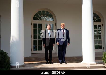 Il Presidente Donald J. Trump, Unito al Presidente finlandese Sauli Niinistö mercoledì 2 ottobre 2019, si fermerà per salutare i membri della stampa lungo il Colonnato della Casa Bianca. Il Presidente Trump incontra il Presidente della Repubblica di Finlandia Foto Stock