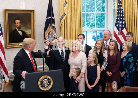 Il 30 settembre 2019, il presidente Donald Trump ha partecipato al giuramento cerimoniale di Eugene Scalia come Segretario del lavoro degli Stati Uniti nell'Ufficio ovale, segnando una nuova nomina al governo. Foto Stock