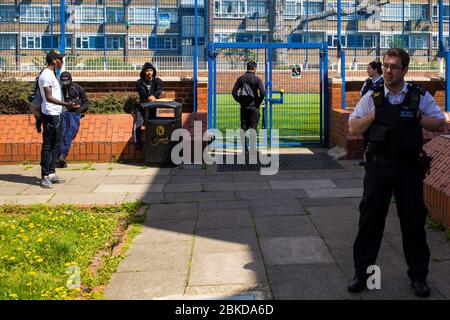 Londra UK 2 maggio 2020 la polizia impedisce ad un gruppo di giocatori di calcio di eccising in una gabbia in una proprietà immobiliare a Londra del sud. Foto Stock