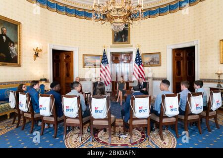 First Lady Melania Trump partecipa a una sessione di ascolto sull'impatto della giovinezza che si sta facendo strada con gli adolescenti della Truth Initiative, consulente senior del presidente Kellyanne Conway, segretario dei servizi sanitari e umani Alex Azar e responsabile marketing e strategia della Truth Initiative Eric Asche mercoledì 9 ottobre 2019, Nella Sala Blu della Casa Bianca. La signora Trump incontra la Truth Initiative Foto Stock