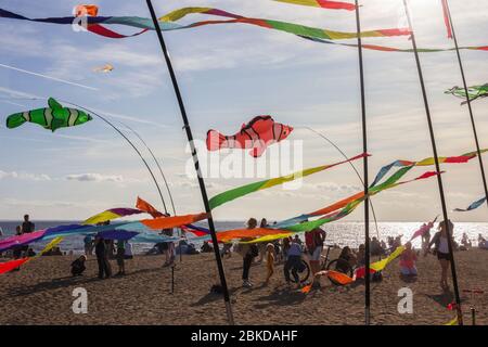 San Pietroburgo, Russia - 31 agosto 2019. Persone che camminano intorno, nastri colorati e kite figure appese su pali e volare nel cielo blu Foto Stock