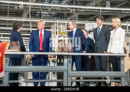 Il presidente Donald J. Trump si unisce a Bernard Arnault, CEO di LVMH Moet Hennessy, Carlos Sousa, direttore generale di Louis Vuitton Manufacturing USA, e consigliere del presidente Ivanka Trump, che partecipano a un tour Giovedi, 17 ottobre 2019, al Louis Vuitton Workshop-Rochambeau di Alvarado, Texas. Il Presidente Trump visita il Louis Vuitton Workshop - Rochambeau Foto Stock