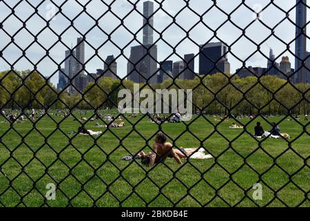 New York, Stati Uniti. 3 maggio 2020. I newyorkesi prendono al Prato delle pecore in Central Park in un caldo giorno primaverile mentre cercano di mantenere una distanza sociale adeguata di sei piedi tra (gruppi di) persone durante la pandemia COVID-19, New York, NY, 3 maggio 2020. (Anthony Behar/Sipa USA) Credit: Sipa USA/Alamy Live News Foto Stock