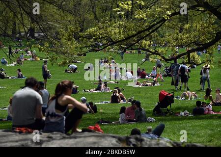 New York, Stati Uniti. 3 maggio 2020. I newyorkesi prendono al Prato delle pecore in Central Park in un caldo giorno primaverile mentre cercano di mantenere una distanza sociale adeguata di sei piedi tra (gruppi di) persone durante la pandemia COVID-19, New York, NY, 3 maggio 2020. (Anthony Behar/Sipa USA) Credit: Sipa USA/Alamy Live News Foto Stock