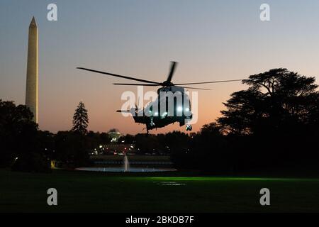 Il 23 ottobre 2019, Marine One che trasportava il presidente Donald J. Trump atterra sul South Lawn della Casa Bianca dopo il suo viaggio a Pittsburgh, Pennsylvania. Foto Stock