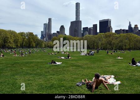 New York, Stati Uniti. 3 maggio 2020. I newyorkesi prendono al Prato delle pecore in Central Park in un caldo giorno primaverile mentre cercano di mantenere una distanza sociale adeguata di sei piedi tra (gruppi di) persone durante la pandemia COVID-19, New York, NY, 3 maggio 2020. (Anthony Behar/Sipa USA) Credit: Sipa USA/Alamy Live News Foto Stock