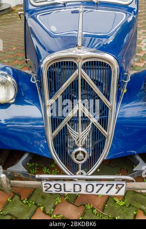 Griglia di una Citroen Traction Avant 15 classica vintage blu parcheggiata all'esterno dell'hotel Sofitel Legend Metropole Hanoi, Hanoi, Vietnam del nord Foto Stock