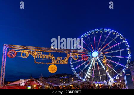 Marsiglia, Francia, 1 gennaio 2020 – ingresso decorato del mercato natalizio di Marsiglia al vecchio porto vicino alla ruota panoramica Foto Stock
