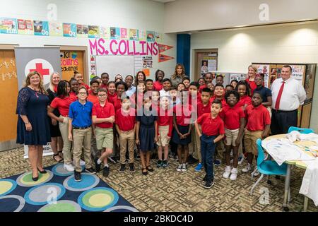 First Lady Melania Trump e Second Lady Karen Pence posano per una foto con studenti di 5° grado della scuola elementare Agnelli, direttore della scuola intermedia Jaimie McCarthy, insegnanti di 5° grado, E rappresentanti della Croce Rossa Mercoledì, 30 ottobre 2019, presso la Scuola elementare Agnelli a North Charleston, S.C. First Lady Melania Trump e Second Lady Karen Pence in South Carolina Foto Stock