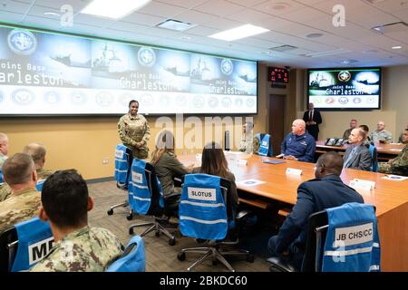 Katrina Terry, United States Air Force, ha parlato con First Lady Melania Trump e Second Lady Karen Pence durante un briefing presso il Emergency Operations Center mercoledì 30 ottobre 2019 presso la Joint base Charleston, S.C. First Lady Melania Trump e Second Lady Karen Pence nel South Carolina Foto Stock