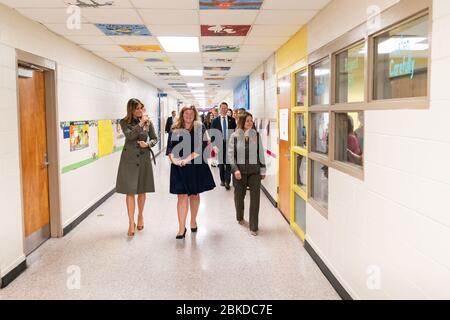 First Lady Melania Trump e Second Lady Karen Pence, unite da agnelli Interim School Principal Jaimie McCarthy, salutano i membri dello staff della scuola Mercoledì, 30 ottobre 2019, presso la Elementary School di Agnelli a North Charleston, S.C. First Lady Melania Trump e Second Lady Karen Pence in South Carolina Foto Stock