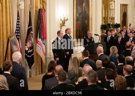 Il presidente Donald J. Trump presenta la Medaglia d'onore al Maestro dell'Esercito degli Stati Uniti Sgt. Matthew O. Williams Mercoledì, 30 ottobre 2019, nella stanza Est della Casa Bianca. Williams riceve l'onore per le sue azioni durante la battaglia di Shok Valley nell'aprile 2008 nella provincia del Nuristan dell'Afghanistan. Il presidente Trump presenta la Medaglia d'onore al Maestro dell'Esercito degli Stati Uniti Sgt. Matthew O. Williams Foto Stock