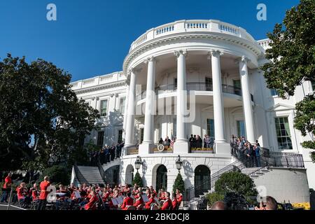 Il presidente Donald J. Trump, Unito a First Lady Melania Trump, celebra il campione del mondo 2019 Washington Nationals lunedì 4 novembre 2019, sul balcone South Portico e i gradini della Casa Bianca. Il Presidente Trump accoglie con favore i cittadini di Washington alla Casa Bianca Foto Stock