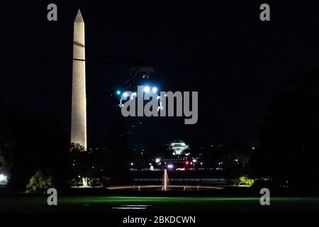 L'8 novembre 2019, il presidente della Marine One Donald J. Trump si avvicinò al South Lawn della Casa Bianca dopo il suo viaggio in Georgia. L'elicottero è atterrato dopo la sua visita ufficiale. Foto Stock