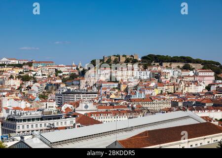 Lisbona, Portogallo, paesaggio urbano e skyline visto dal Miradouro de São Pedro de Alcântara Foto Stock