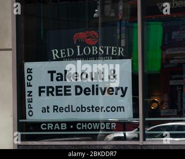 New York, NY - 3 maggio 2020: Cartello sul Red Lobster Restaurant su Times Square chiuso a causa della pandemia COVID-19 offerta take out e consegna gratuita Foto Stock