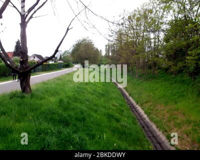 Der Bullengraben ist ein über 4 km langer Grünzug mit einem Zufluss zur Havel in Berlin-Spandau. Foto Stock