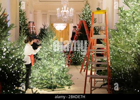 I volontari preparano le decorazioni per la stagione natalizia 2019 alla Casa Bianca. Volontari decorare la Casa Bianca per Natale 2019 Foto Stock