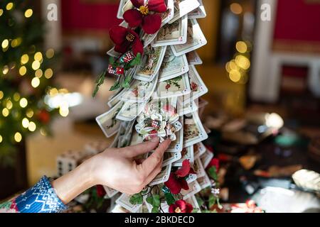 I volontari preparano le decorazioni per la stagione natalizia 2019 alla Casa Bianca. Volontari decorare la Casa Bianca per Natale 2019 Foto Stock