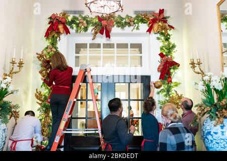I volontari preparano le decorazioni per la stagione natalizia 2019 alla Casa Bianca. Volontari decorare la Casa Bianca per Natale 2019 Foto Stock