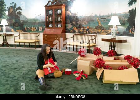 I volontari preparano le decorazioni per la stagione natalizia 2019 alla Casa Bianca. Volontari decorare la Casa Bianca per Natale 2019 Foto Stock