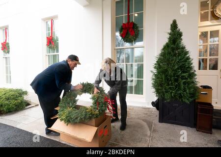 I volontari preparano le decorazioni per la stagione natalizia 2019 alla Casa Bianca. Volontari decorare la Casa Bianca per Natale 2019 Foto Stock