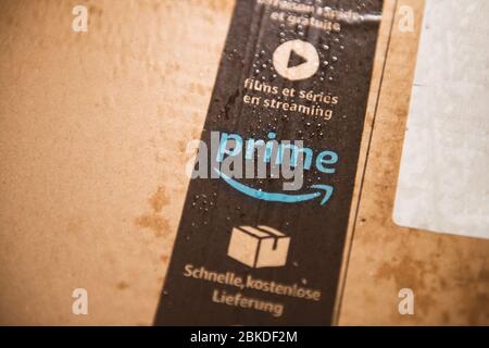 Lione, Francia - 7 agosto 2019: Consegna fresca di cartone di pacco bagnato di Amazon prime con gocce d'acqua multiple che vengono consegnate sotto il tempo piovoso Foto Stock