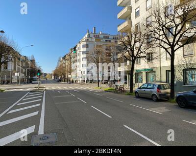 Strasburgo, Francia - 24 marzo 2020: Ampia visione della strada vuota durante l'epidemia di coronavirus Covid-19 a Strasburgo - pandemia mondiale Foto Stock