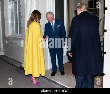 First Lady Melania Trump, unita al presidente Donald J. Trump, saluta il principe britannico del Galles martedì 3 dicembre 2019 alla Clarence House di Londra. Il presidente Trump e la First Lady Melania Trump partecipano all’accoglienza dei leader della NATO Foto Stock