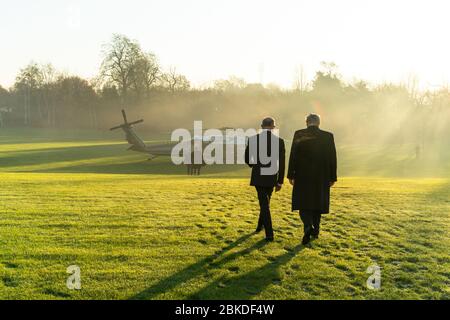 Il Presidente Donald J. Trump, scortato dall'Ambasciatore degli Stati Uniti nel Regno Unito Woody Johnson, si prepara a salire a bordo di Marine One mercoledì 4 dicembre 2019 sul prato della Winfield House di Londra in rotta verso la riunione del 70° anniversario dell'Organizzazione del Trattato del Nord Atlantico (NATO) mercoledì 4 dicembre 2019 a Watford, Hertfordshire fuori Londra. Il presidente Trump parte per il meeting della NATO Foto Stock