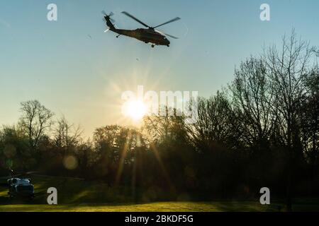 Marine One, con il presidente Donald J. Trump a bordo, si solleva dalla Winfield House di Londra Mercoledì, 4 dicembre 2019 in rotta per la riunione del settantesimo anniversario della North Atlantic Treaty Organization (NATO) Mercoledì, 4 dicembre 2019 a Watford, Hertfordshire fuori Londra. Il presidente Trump parte per il meeting della NATO Foto Stock