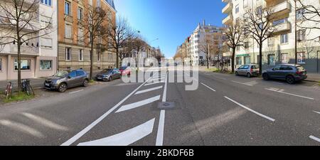 Strasburgo, Francia - 24 marzo 2020: Ampia vista panoramica della strada vuota durante l'epidemia di coronavirus Covid-19 a Strasburgo - pandemia mondiale Foto Stock