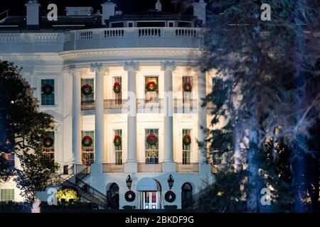 La Casa Bianca è vista durante la 97a cerimonia annuale di illuminazione dell'albero di Natale Giovedi, 5 dicembre 2019, sull'ellisse a Washington, D.C. 2019 cerimonia nazionale di illuminazione dell'albero di Natale Foto Stock