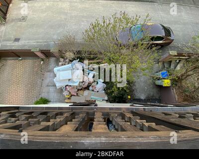Vista aerea di grandi detriti di scarto di costruzione durante il rinnovo nel cortile della casa con l'auto di lusso parcheggiata di fronte Foto Stock