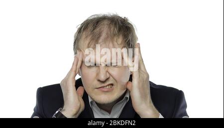 Ritratto di giovane uomo di chierico stanco e assonnato. Emozioni. Uomo d'affari disheveled operaio depresso in abito nero e camicia bianca con mal di testa. Sfondo bianco. Concetto di lavoro in ufficio sovrapponente Foto Stock