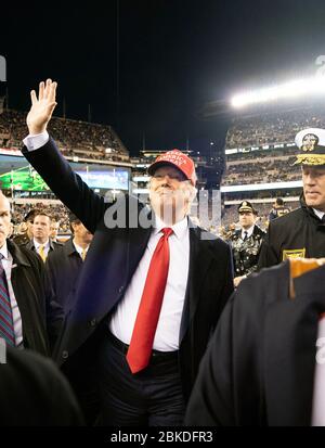 Il presidente Donald J. Trump si fa batosta alla folla mentre parte dalla 120esima partita di calcio della Marina militare-militare al Lincoln Financial Field di Philadelphia, Pa. Il presidente Trump al gioco di calcio della Marina-militare Foto Stock