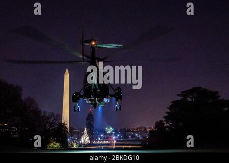 Il 20 dicembre 2019, Marine One decollò dal South Lawn della Casa Bianca, portando il presidente Donald J. Trump e la First Lady Melania Trump per il loro viaggio alla Joint base Andrews, segnando la loro partenza dalla Casa Bianca. Foto Stock