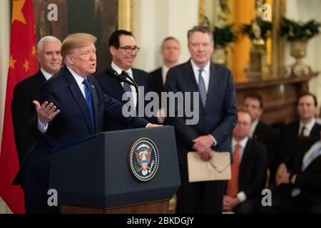 Il presidente Donald J. Trump, Unito dal vicepresidente Mike Pence, segretario del Tesoro Steven Mnuchin, ambasciatore del rappresentante commerciale degli Stati Uniti Robert Lighthizer e vice Premier cinese Liu He, esprime le sue osservazioni prima della cerimonia di firma del contratto commerciale della prima fase della Cina degli Stati Uniti Mercoledì, 15 gennaio 2020, Nella stanza Est della Casa Bianca. Firma cerimonia fase uno accordo commerciale tra Stati Uniti e Cina Foto Stock