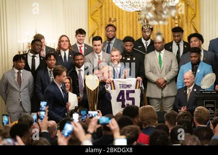 Joe Burrow, il quarterback della LSU, presenta al presidente Donald J. Trump una maglia di squadra durante la sua visita alle squadre per la vittoria del campionato nazionale di calcio del college 2019 venerdì 17 gennaio 2020, nella stanza orientale della Casa Bianca. LSU Football alla Casa Bianca Foto Stock