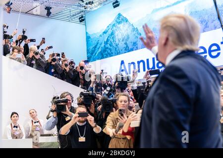 Il Presidente Donald J. Trump saluta la stampa al Davos Congress Center martedì 21 gennaio 2020 a Davos, Svizzera. Presidente Trump a Davos Foto Stock