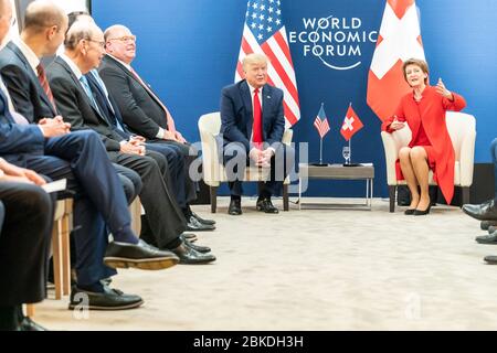 Il presidente Donald J. Trump incontra la presidente svizzera Simonetta Sommaruga durante il 50° Forum economico mondiale annuale tenutosi a Davos, in Svizzera, il 21 gennaio 2020, per discutere le questioni economiche globali. Foto Stock