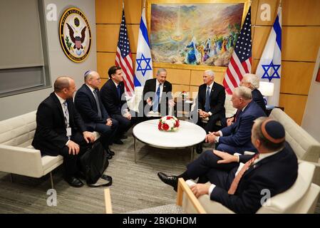Il vicepresidente Mike Pence incontra il primo ministro israeliano Benjamin Netanyahu all'ambasciata degli Stati Uniti a Gerusalemme il 23 gennaio 2020. La discussione si è concentrata sulla cooperazione bilaterale e sugli affari del Medio Oriente. Foto Stock
