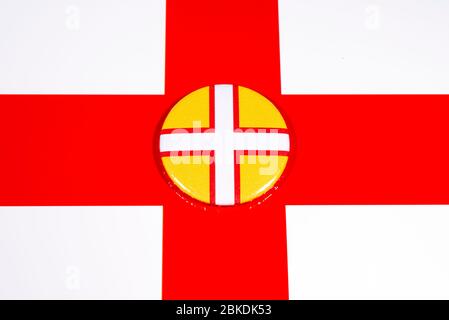 Un distintivo raffigurante la bandiera della contea inglese del Dorset, raffigurato sopra la bandiera inglese. Foto Stock