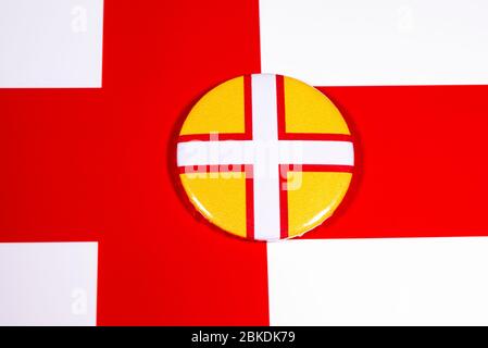 Un distintivo raffigurante la bandiera della contea inglese del Dorset, raffigurato sopra la bandiera inglese. Foto Stock