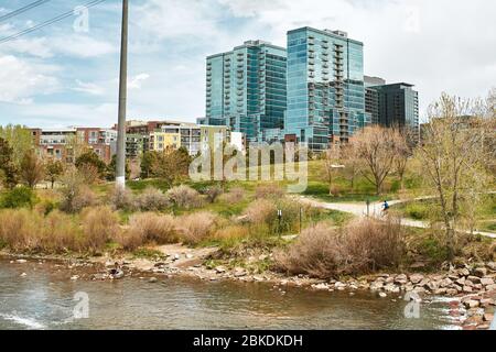 Vista panoramica del Commons Park con appartamenti e uffici in lontananza nel centro di Denver, Colorado Foto Stock