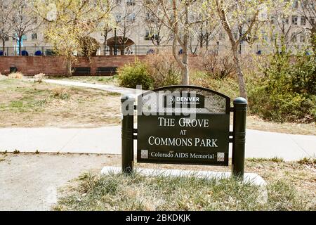 Denver, Colorado - 1 maggio 2020: Cartello lungo un sentiero per il Commons Park nel quartiere del centro di Denver. Foto Stock