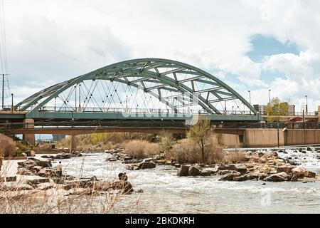 Ponte sul fiume South Platte e Shoemaker Plaza nel Confluence Park. Denver, Colorado Foto Stock