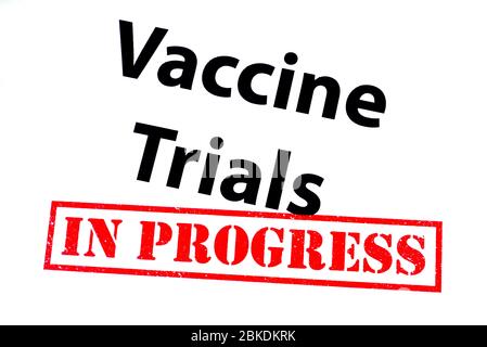 Prove sui vaccini con un timbro rosso in CORSO di lavorazione. Foto Stock